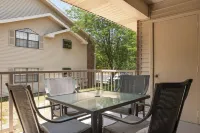 Renovated Branson Retreat w/ new walk-in shower ~ 1 mile to the Branson strip!