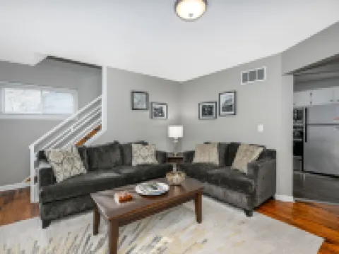 Scenic hiking in Cuyahoga Valley National Park! 1BR house, central air & laundry Hotels in Akron