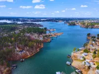 Lake front home on Lake Sinclair: Modern, fire pit, dock, private, pet-friendly!