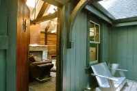 Molly’s Creekside Cabin, on Lovers Lane (Sonoma Wine Tasting/Biking Getaway)