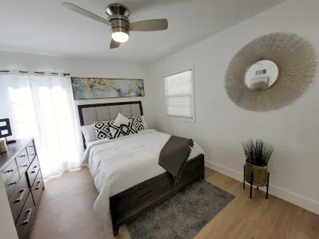 Peaceful Riverside Retreat with Pool Отели рядом с достопримечательностью «Калифорнийский университет в Риверсайде»