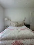 Creekside With Hot Tub, Gas Fireplace, Fishing, Minutes to Downtown and Omni Spa