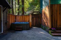 Peaceful Redwood Hideaway - Hot Tub, Hammock, Walk to Russian River and Downtown Hotels in Sonoma County