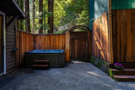 Peaceful Redwood Hideaway - Hot Tub, Hammock, Walk to Russian River and Downtown