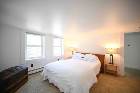 Beautiful Downtown 3 Bedroom 1 & 1/2 Bath/ High Speed Internet/ Cable / Desk