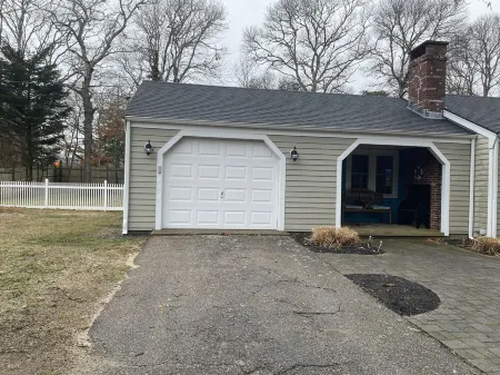 Family - friendly home 1.5 miles to Craigville Beach (Beach pass Inc Отели в г. Барнстейбл