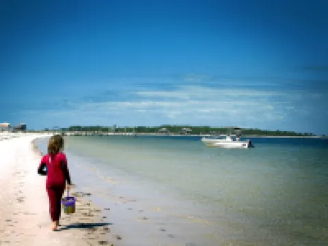 Luxury WATERFRONT condo overlooking pool, 5 mins to Dog Island, FREE boat slip. Hotels in Carrabelle