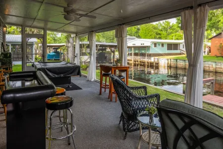 Relaxing Getaway off of Florida's St Johns River!