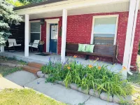 Eclectic Bungalow in the Heart of the City - 4-Sterne