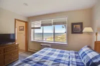 Asher's Lake Michigan Premier 2 BR Beachfront Penthouse Condo - Book today!!