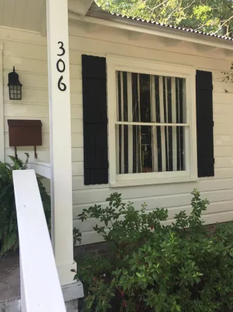 Charming Cottage in the Heart of the Historic District. Wonderful Getaway