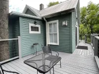 Classic Romantic Creek View D/T Cottage~ Walk to Town & at ~Relax on the Porch