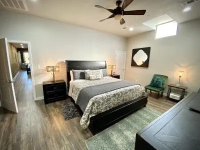 Eliot’s Ness’t: Modern Loft Downtown Hot Springs for 6! Hotels in 