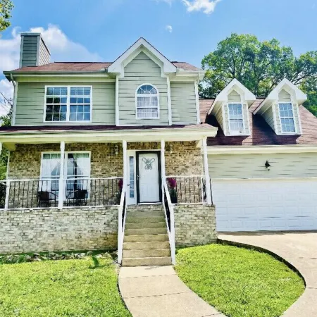 6 MINUTES FROM DOWNTOWN FAMILY STYLE HOME