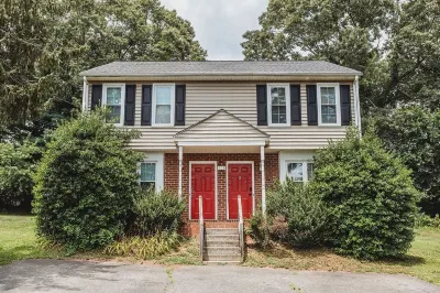 The Orange House - Only 4 Minutes from LU Lynchburg Pawn Shop Inc.附近的飯店