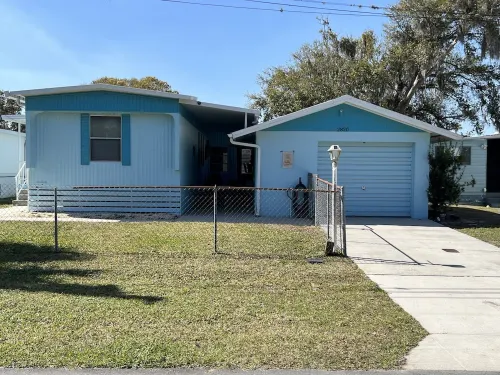 Relaxing retreat on the water-10 minutes to Gulf and Springs!