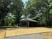 Cozy 2-bedroom house on Enid Lake, just steps from Wallace Creek Campgrounds