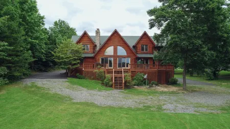 Log Cabin Living on Lake Anna - Warm side Отели в г. Каку