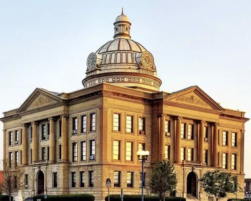 Lincoln’s Loft - Speakeasy Suite Hoteles en Condado de Logan