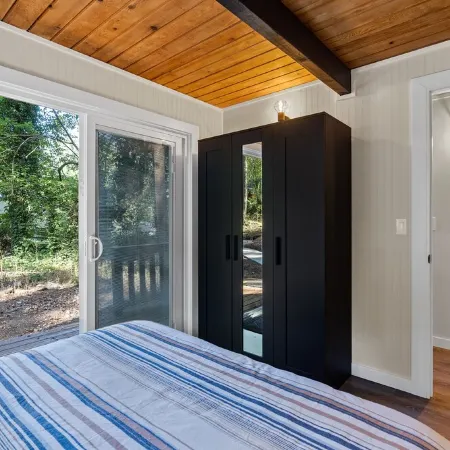 FREE Hot Tub Use + LV 2 EV Charging! Cozy Cabin - 5 min from Belfair State Park