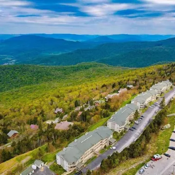 Modern Snowshoe Retreat - 3Br/2BA - Walk to Slopes + Mountain Views