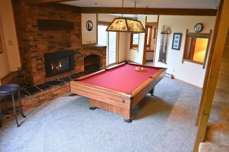 Cozy cabin in Bemidji with Sauna, Pool Table, and Lake Access