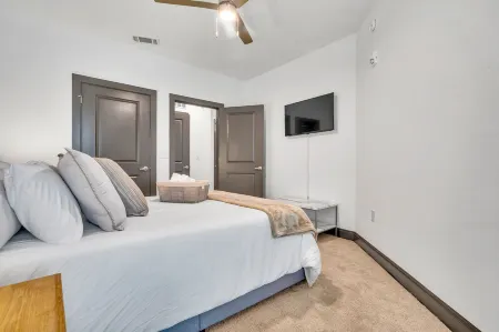 Mins➞ The Masters★ Fully Stocked★24hr Gym★2Bds★2TVs ★Mins➞Downtown/Med District