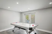 8 min to Ark, Playroom, Sleeps 12 on Quiet Street