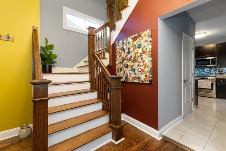 Stylish 3bd w/ backyard patio mins from Downtown!