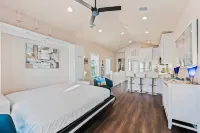 Modern, Fun Carriage Home 30A Light and Bright!Sleeps 4