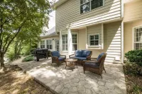 NEW Southern Charm ATL 4 Bdr/3 Bath Executive Home Norcross Welcome Center and Museum附近的飯店