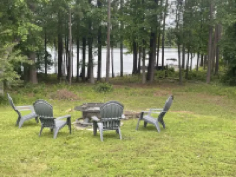 Unique lakefront 3 BR cabin directly on Lake Hartwell! 20 min drive to Clemson!