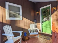 Charming Colville Cottage with King Bed/Deck/Pet Friendly! Hotels in Penn Forest Township