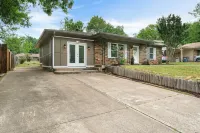 Amy Ln-Newly Remodeled Home w/ Outdoor Dining Area