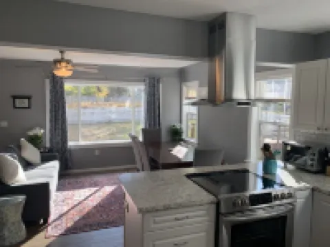 Whitetail cottage! 🦌 Spacious home with game room. Near OIT and SkyLakes. Hotels in Altamont