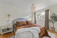 Fort Adobe 10 mins to Airport Large fenced Yard Hotels near Clark College, Columbia Tech Center