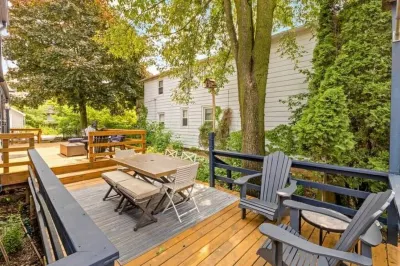 Cream City Lounge Parking AC Patio Pets Sleeps 11 Hotels in 