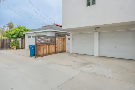 Cheerful 2 Bedroom Steps to the Sand
