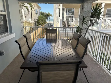 3 Bedroom Condo + Kid's Den Gulfside- Indian Rocks Beach Отели в г. Indian Rocks Beach