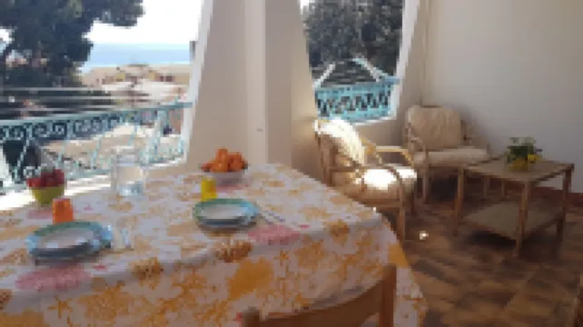 Attic with sea view just 30 meters from the beaches with parking space in the courtyard!
