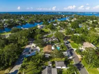 Pool, hot tub, putting green, pickleball, tiki bar, fire pit - Wifi