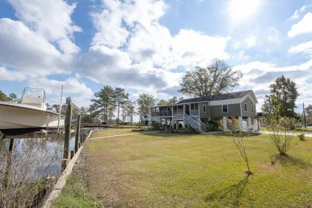Private Waterfront Retreat with Breathtaking Views. Pet-friendly!