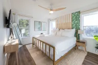 The Salty Bungalow - Pool, Pet Friendly, Walking distance  to Beach!