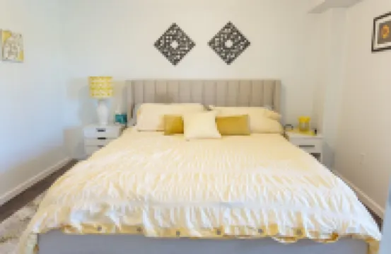 4 Bed, 2.5 Bath, 3 KING BEDS on a Private Lake with Dock!  Family Friendly Hotels in Crittenden