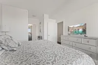 "Faith of Evanston" 180°view, 2BDR +2Bath Urban luxury
