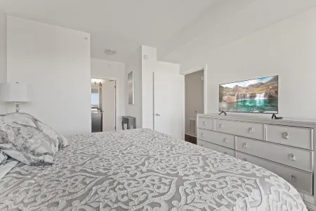 "Faith of Evanston" 180°view, 2BDR +2Bath Urban luxury Отели в г. Эванстон