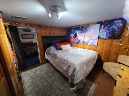 Artistic, clean Lg Basement Studio W/ 24hr Hottub & Lg private yard. City Oasis.