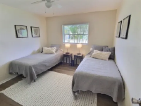 Stunning 2Br/2Ba Pool Home Near Beaches