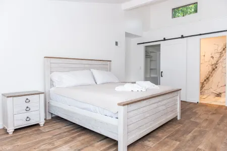 Cheerful Cottage with hot tub Отели в г. Джефферсон