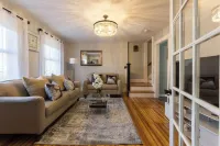 Modern ~ 3 Bedroom House ~ Sleeps 8 ~ 11 mins to Hartford Hotels in Central Manchester